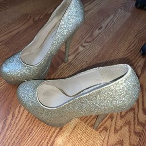 Gold glittered heels💛💛